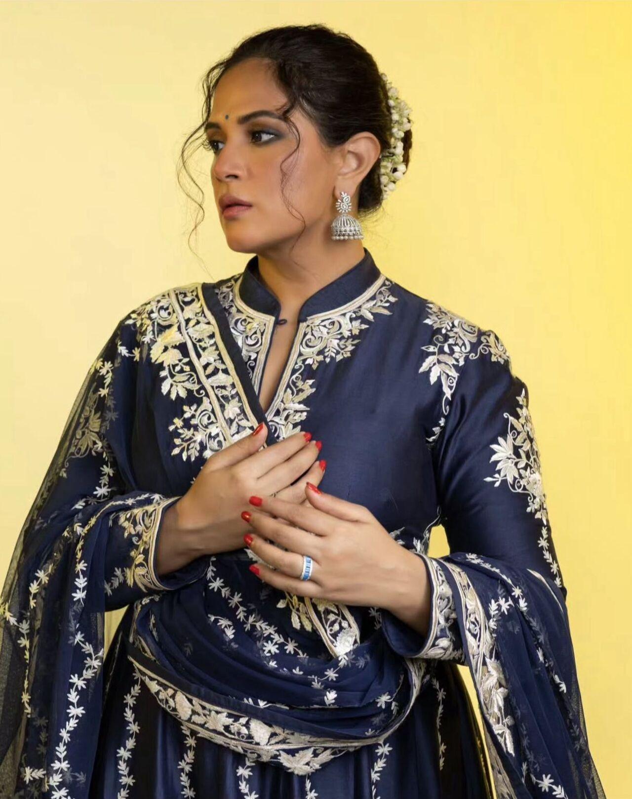 Richa adds a vintage touch with a mogra-wrapped bun, letting two curled strands frame her face. Her look captures the nostalgia of age-old festive charm with a modern twist.